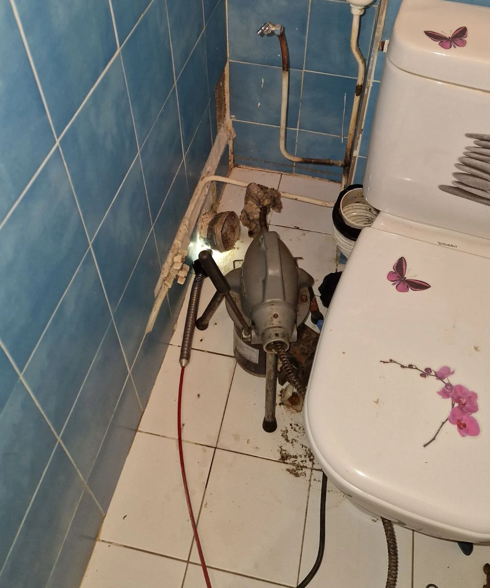 Débouchage wc evier et lavabo sur les villes de hyeres, la Crau, Carqueiranne avec Expresseau plombier et assainissement 1