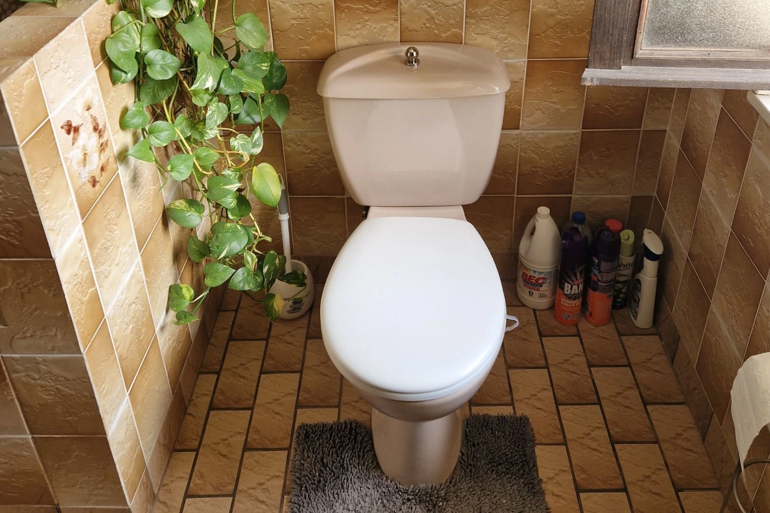 Débouchage wc evier et lavabo sur les villes de hyeres, la Crau, Carqueiranne avec Expresseau plombier et assainissement 3 image de fond de l'entreprise express'eau plombier a hyères et alentours 1
