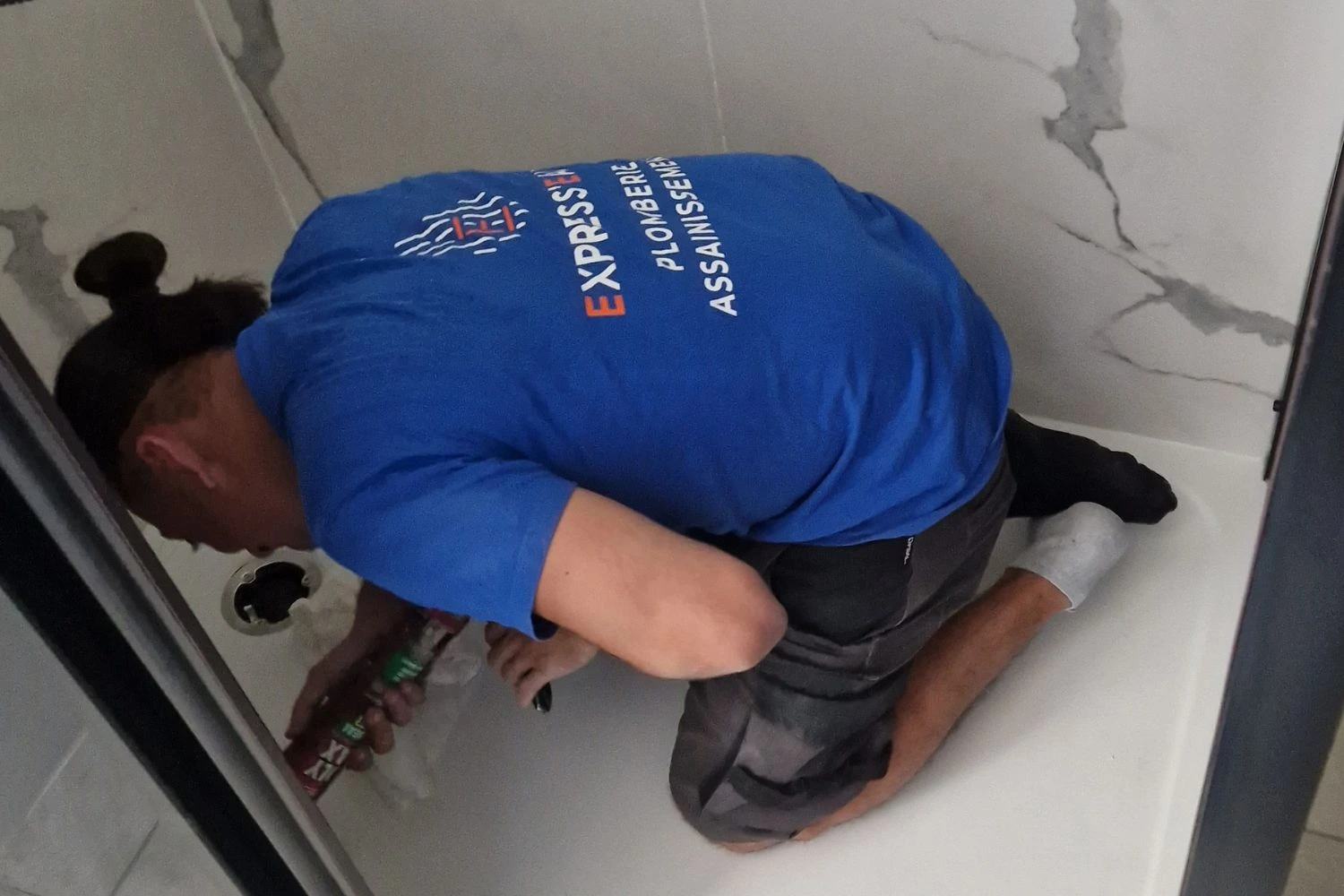 Rénovation de salle de bain par expresseau plombier & assainissement à Hyeres, la Crau, Carqueiranne 2
