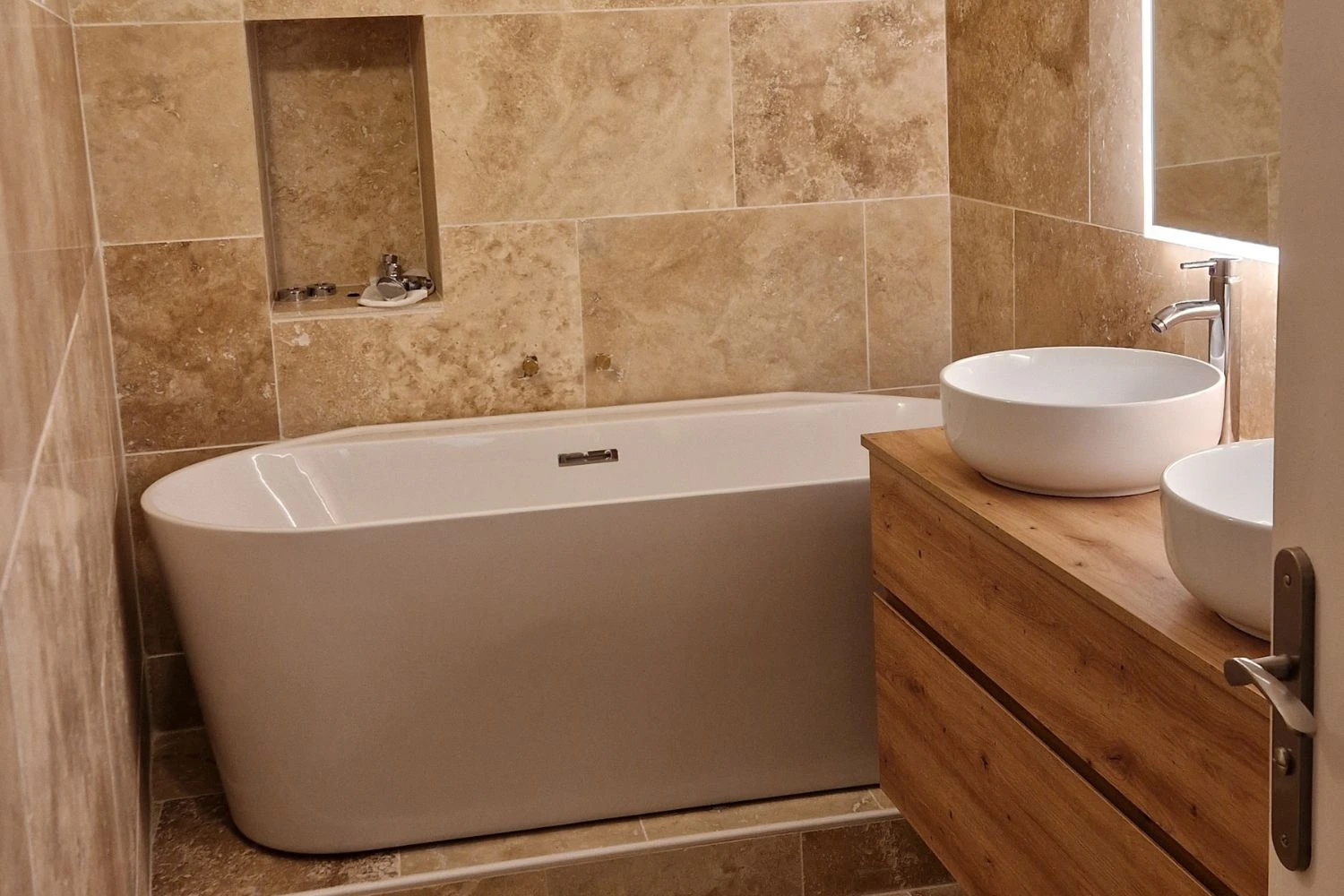Rénovation de salle de bain par expresseau plombier & assainissement à Hyeres, la Crau, Carqueiranne image de fond de l'entreprise express'eau plombier a hyères et alentours 2